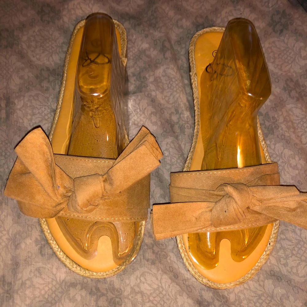 Ladies tan bow slide L9/10